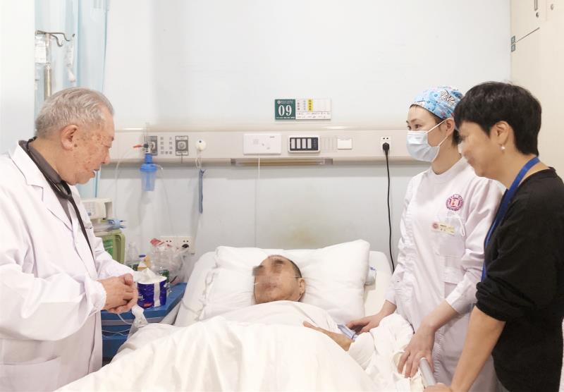 术后,湖南省人民医院首席专家吴金术教授(左)到病房查看患者恢复情况。均为长沙晚报通讯员 梁辉 肖鹏飞 供图 术后,湖南省人民医院首席专家吴金术教授(左)到病房查看患者恢复情况。均为长沙晚报通讯员 梁辉 肖鹏飞 供图