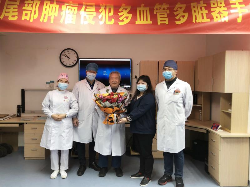 出院前,家属送上鲜花感谢省人民医院肝胆团队医护人员。 出院前,家属送上鲜花感谢省人民医院肝胆团队医护人员。