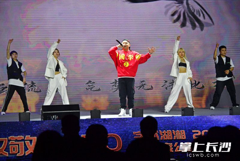 音乐制作人Punkey 和演舞会馆的演员们表演为本次活动量身创作的单曲《年字长沙》。