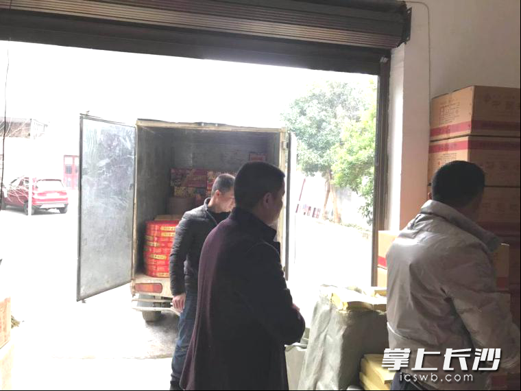 非法储存的烟花爆竹被转运。均为浏阳应急供图