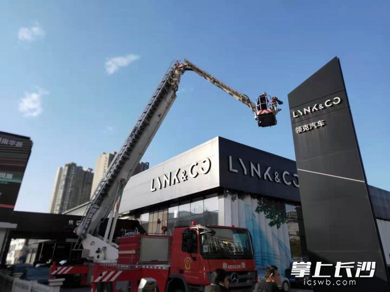 长沙县消防部门使用登高平台消防车查看屋顶整改情况。均为长沙晚报通讯员 胡宇波 供图