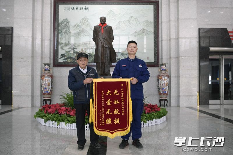 蔡德宏向长沙消防员送上锦旗表达谢意。均为长沙消防供图