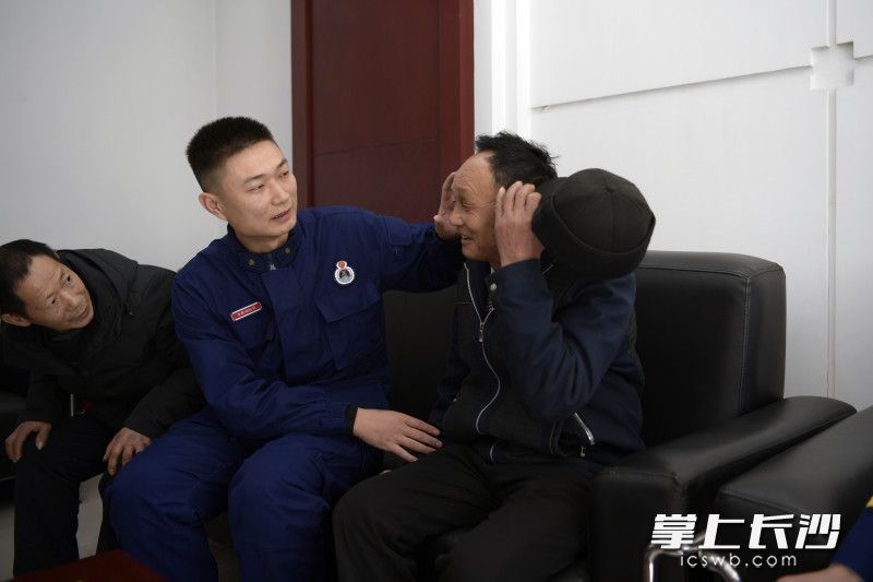 范泽民（中）询问蔡德宏的伤势是否已痊愈。