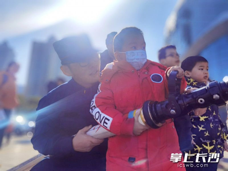 活动吸引了不少“萌娃”参与其中，齐学消防安全知识。