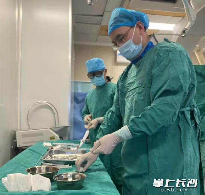 钟常青心律失常微创介入团队为韩女士实施精准射频消融术。