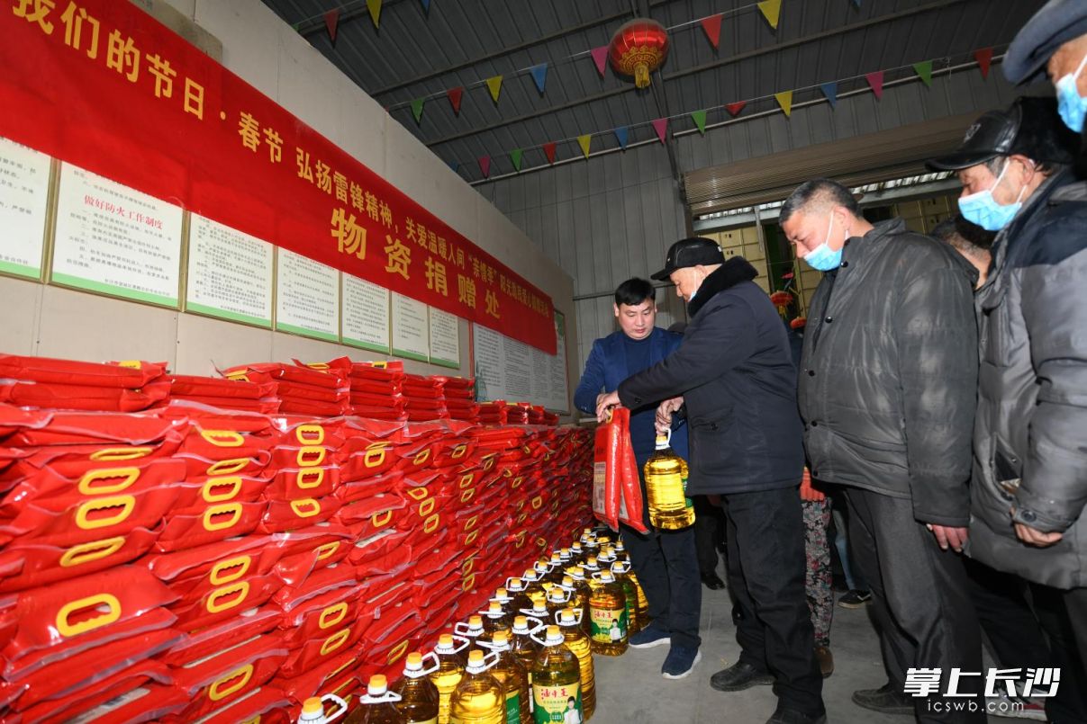 温暖送到贫困户和残疾人手上。