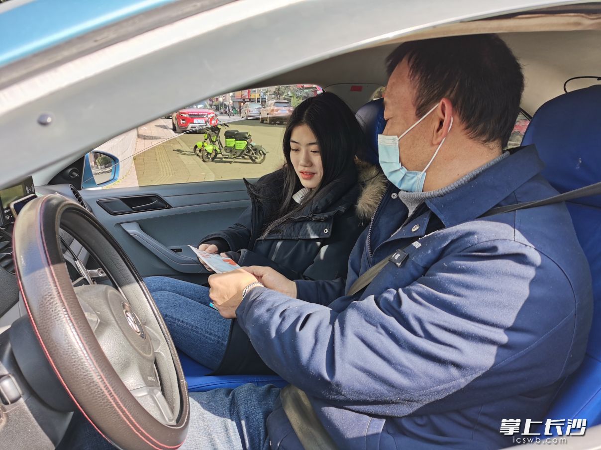 黄国平向乘客黄女士免费发放口罩，提醒她戴口罩。长沙晚报全媒体记者 朱炎皇 摄