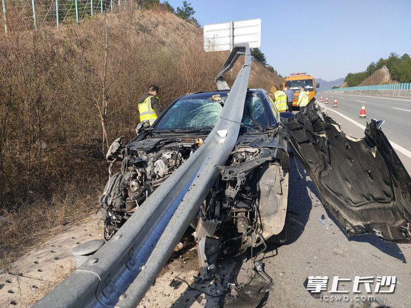 事故现场，吴某的小车受损严重。长沙晚报通讯员 欧阳丹妮 供图