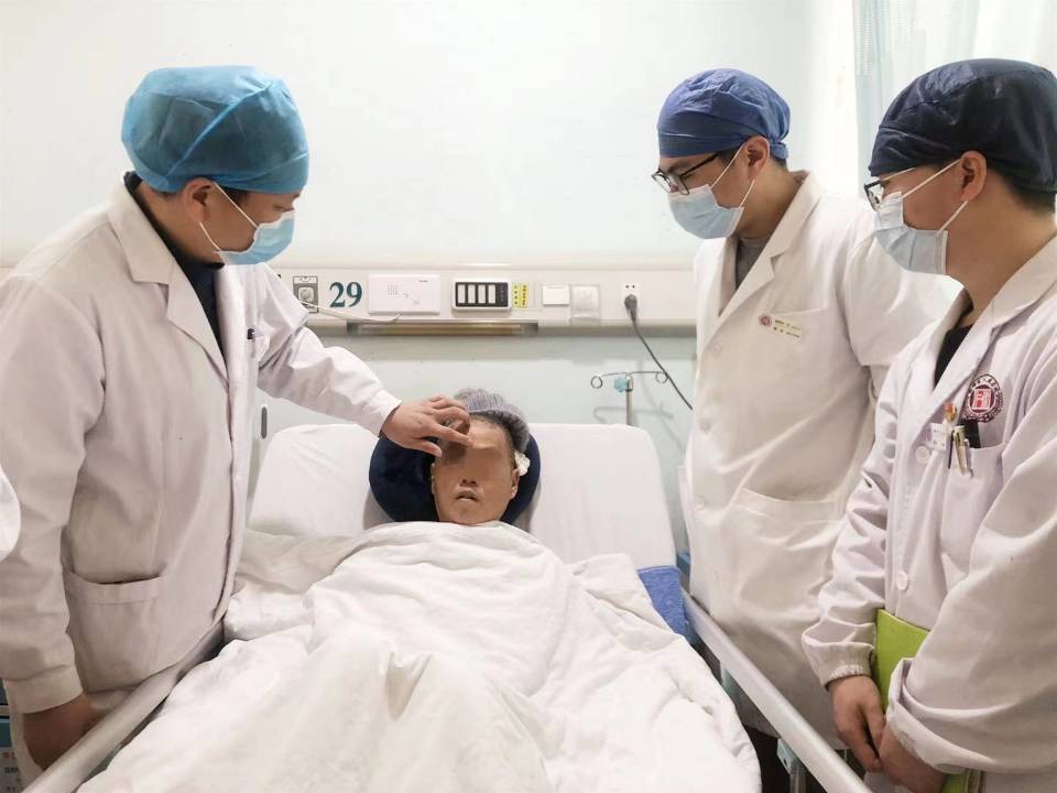 医务人员查看患者术后恢复情况。长沙晚报通讯员 梁辉 张晓泉 供图 医务人员查看患者术后恢复情况。长沙晚报通讯员 梁辉 张晓泉 供图