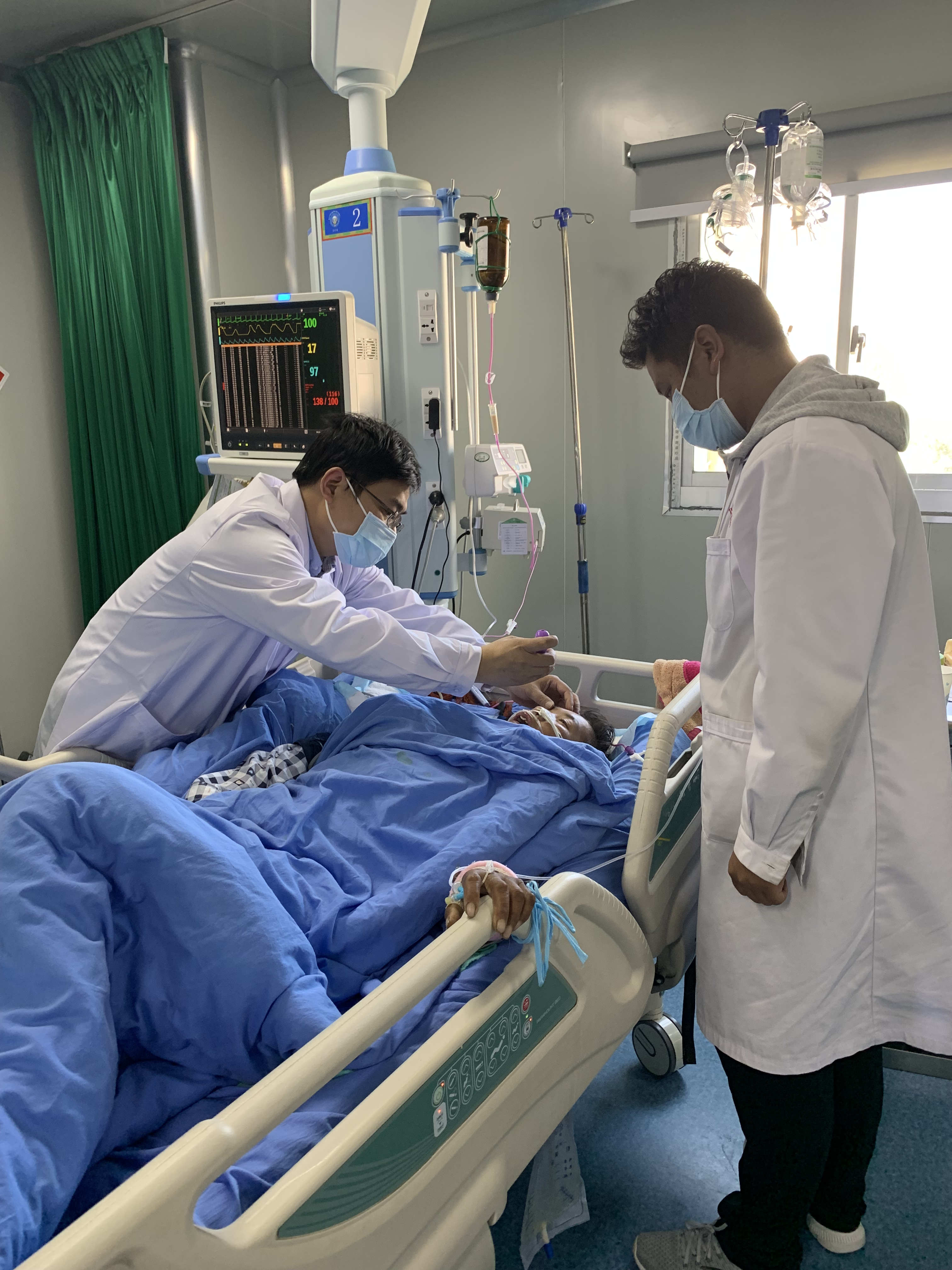 黄晟（左）与当地医务人员一道为患者治疗。受访者 供图