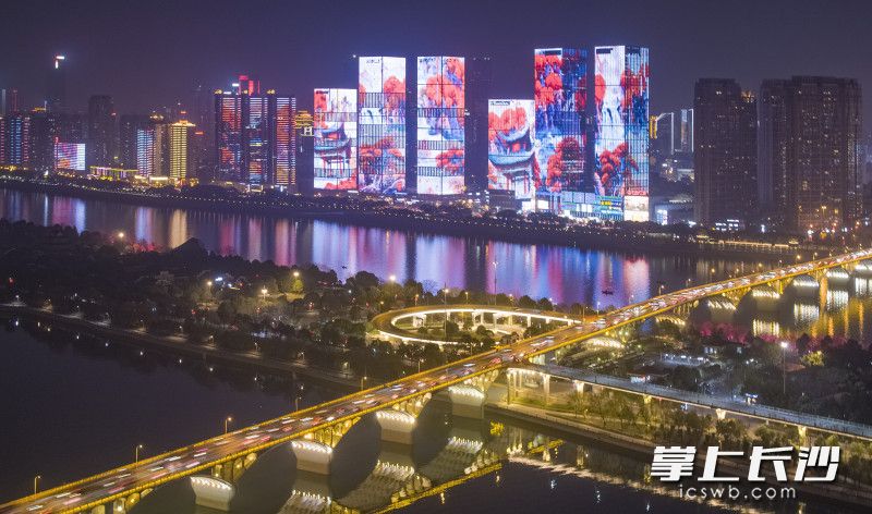 升级后的万达广场楼宇群外墙上，灯光绘出万山红遍的爱晚亭景象。长沙晚报全媒体记者 罗杰科 邹麟 摄