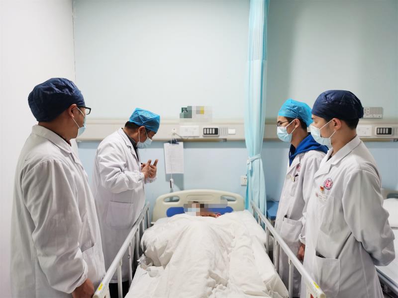 湖南省人民医院泌尿二科主任医师高智勇等对患者进行术后康复指导。均为长沙晚报通讯员 梁辉 李菊花 供图