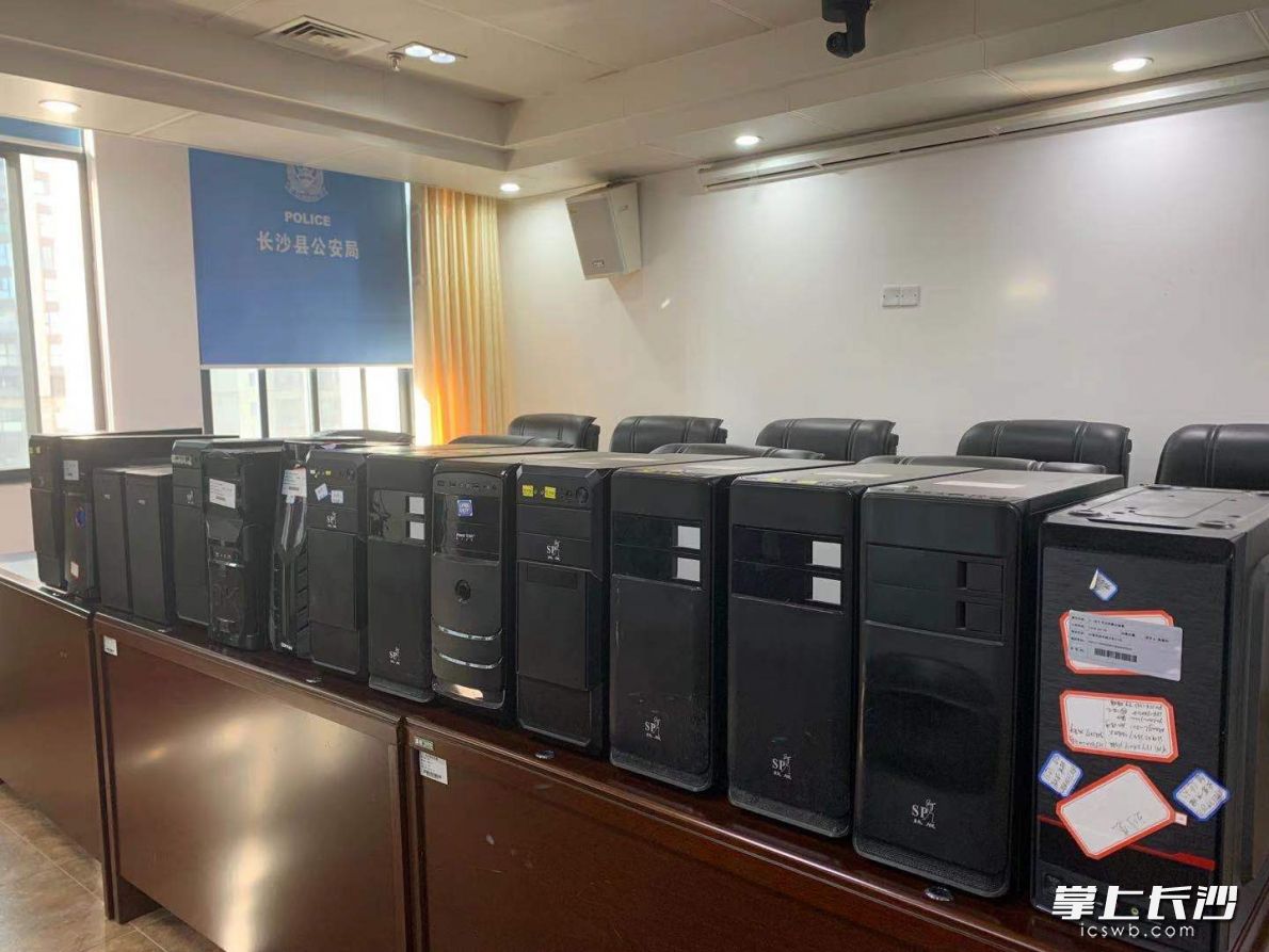 该团伙作案用的电脑。长沙晚报全媒体记者 邓艳红 摄