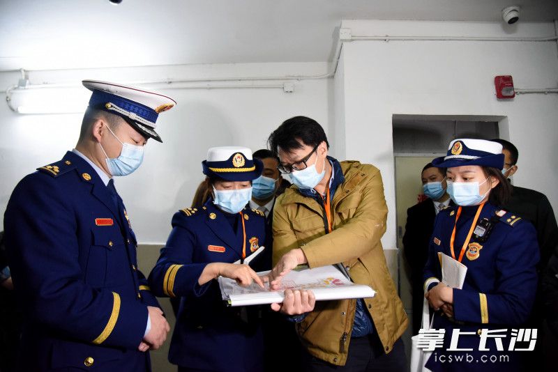 现场，专家团队检查组成员在长沙国金中心开展检查。长沙晚报全媒体记者 刘琦 摄