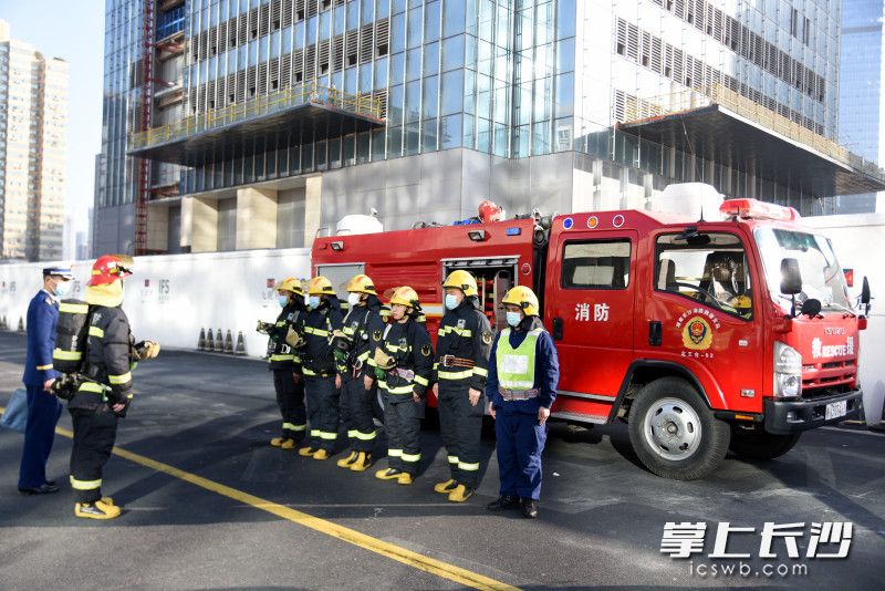 接到“火情”后，定王台消防救援站快速响应，赶至现场。长沙晚报全媒体记者 刘琦 摄