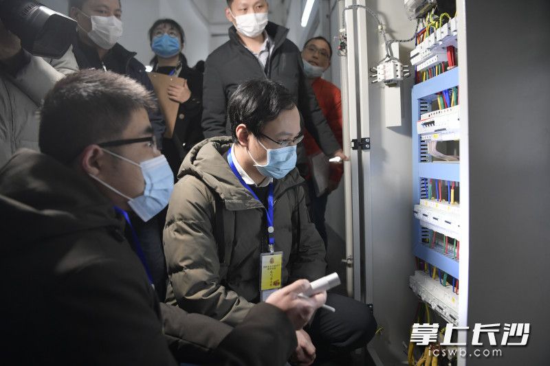 检查组成员打开充电桩分配电柜进行检查。长沙晚报通讯员 唐雄杰 摄