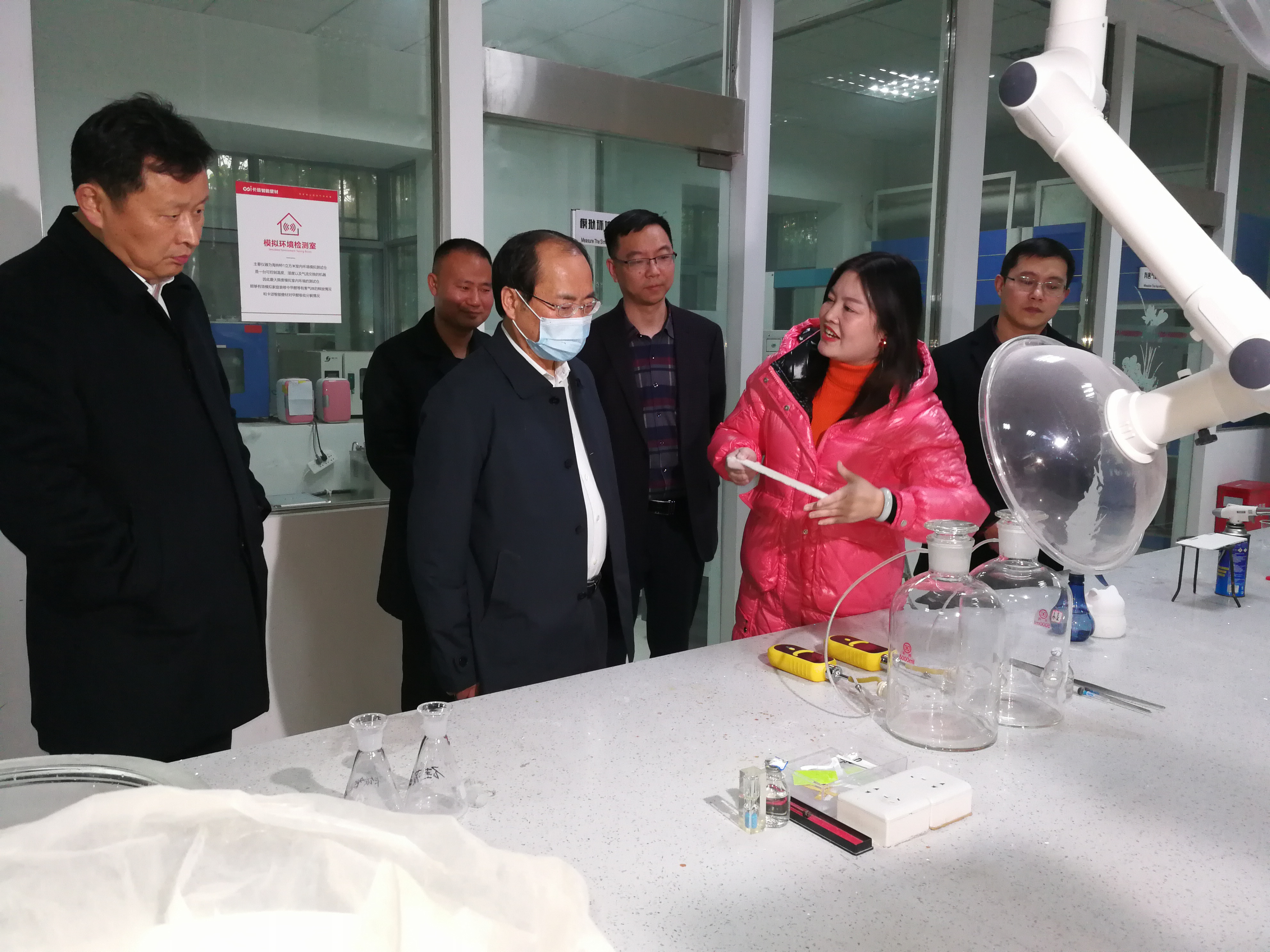 市委常委、市委统战部部长谭小平（前排中）到宁乡经开区长沙标朗住工有限公司调研。长沙晚报全媒体记者 黎铁桥摄