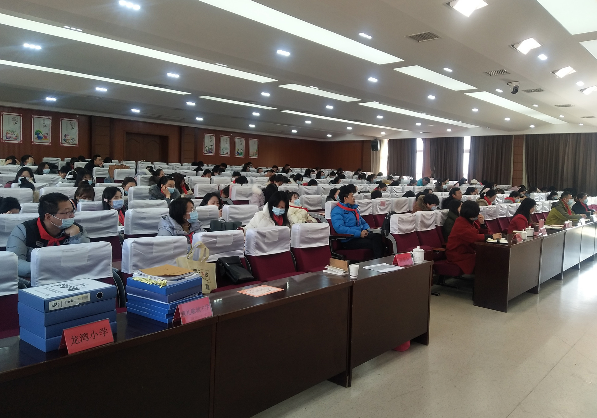 思政教育工作者认真听取讲座。