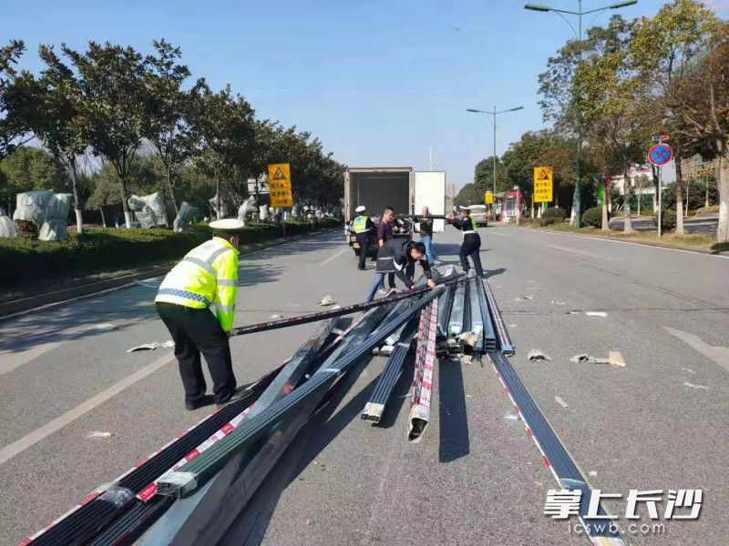 货车上的铝合金条散落一地