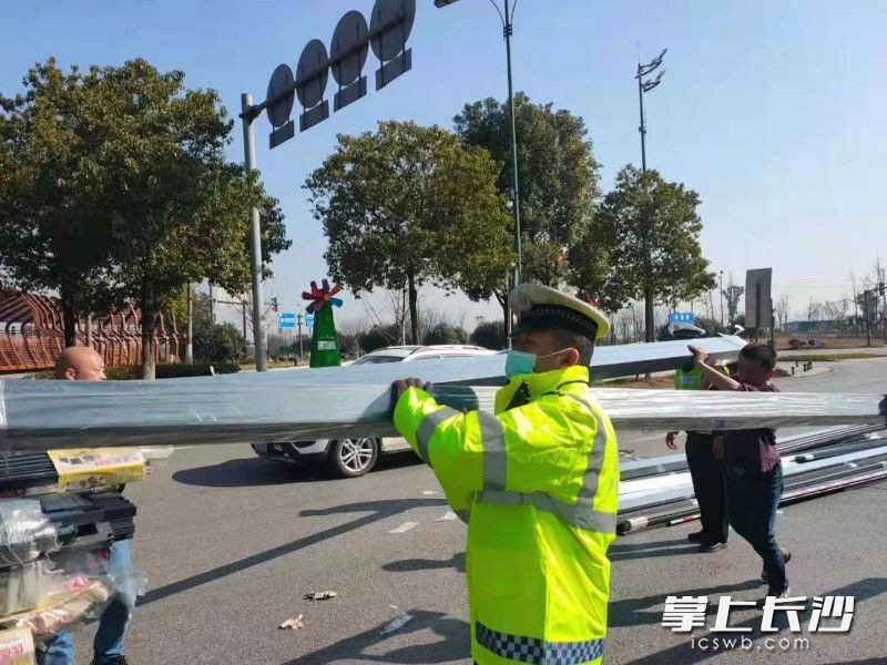 民警化身搬运工，清理路面障碍。