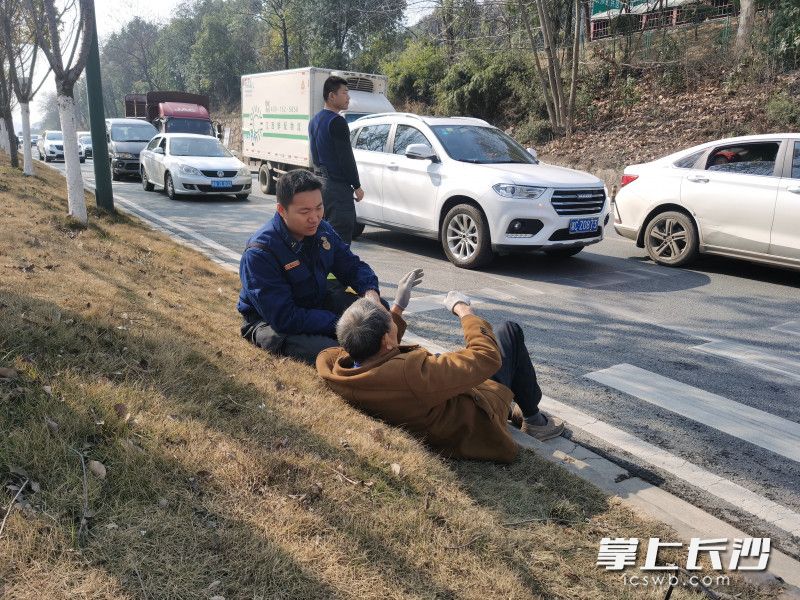 消防员将老人转移至路边后，对其进行安抚。均为长沙晚报通讯员 胡宇波 供图