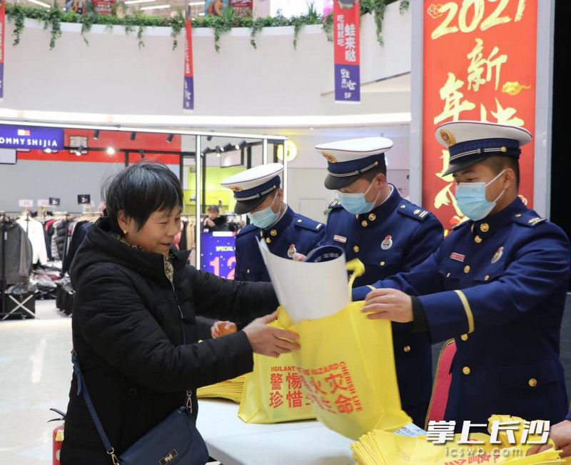 消防员深入中茂城商业广场，开展冬春火灾防控宣传活动。长沙晚报通讯员 唐雄杰 供图
