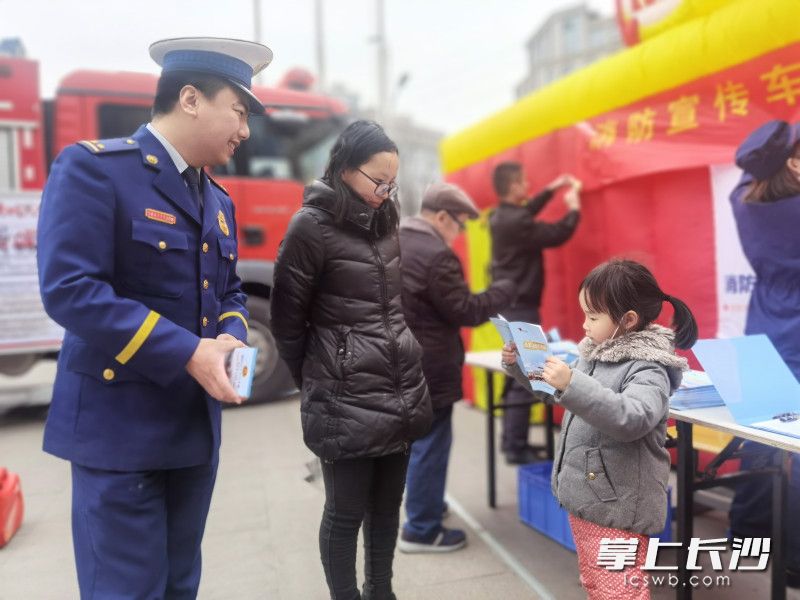 长沙县消防救援大队走进保利香槟国际广场，开展冬春火灾防控消防宣传活动。长沙晚报通讯员 胡宇波 供图