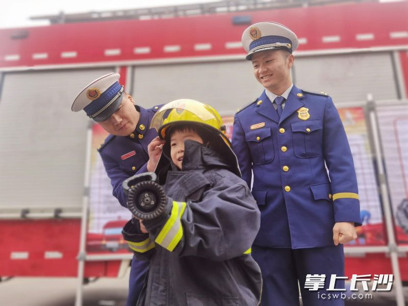 萌娃身穿灭火防护服，近距离体验消防。长沙晚报通讯员 胡宇波 供图