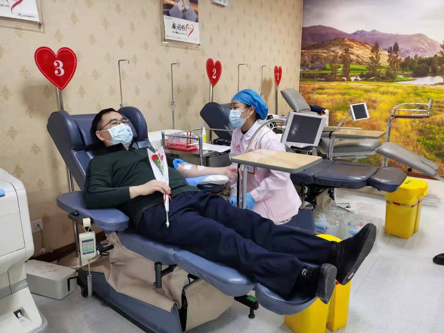 长沙血液中心主任晏永和带头无偿献血。长沙晚报全媒体记者 朱炎皇 摄