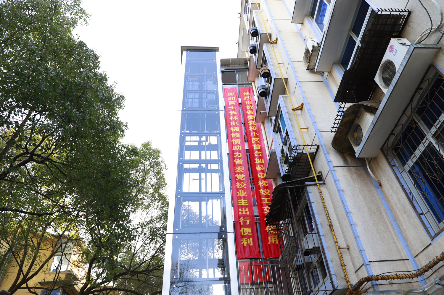 该小区首台加装电梯外貌。