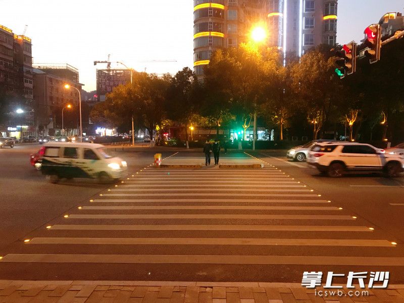 潇湘中路溁湾路口北口，发光斑马线正在工作。均为长沙晚报全媒体记者 张洋子 摄