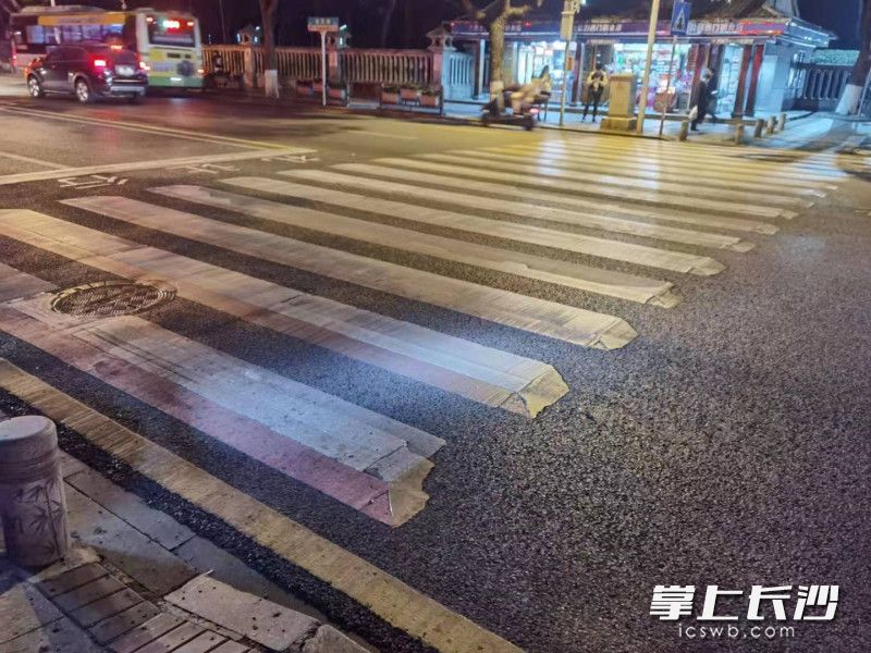 东风路烈士公园附近，“补光”后的彩色斑马线。