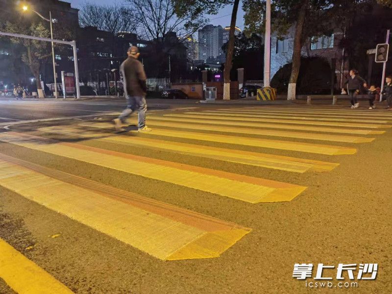 斑马线更亮了，行人过街看得更清楚。