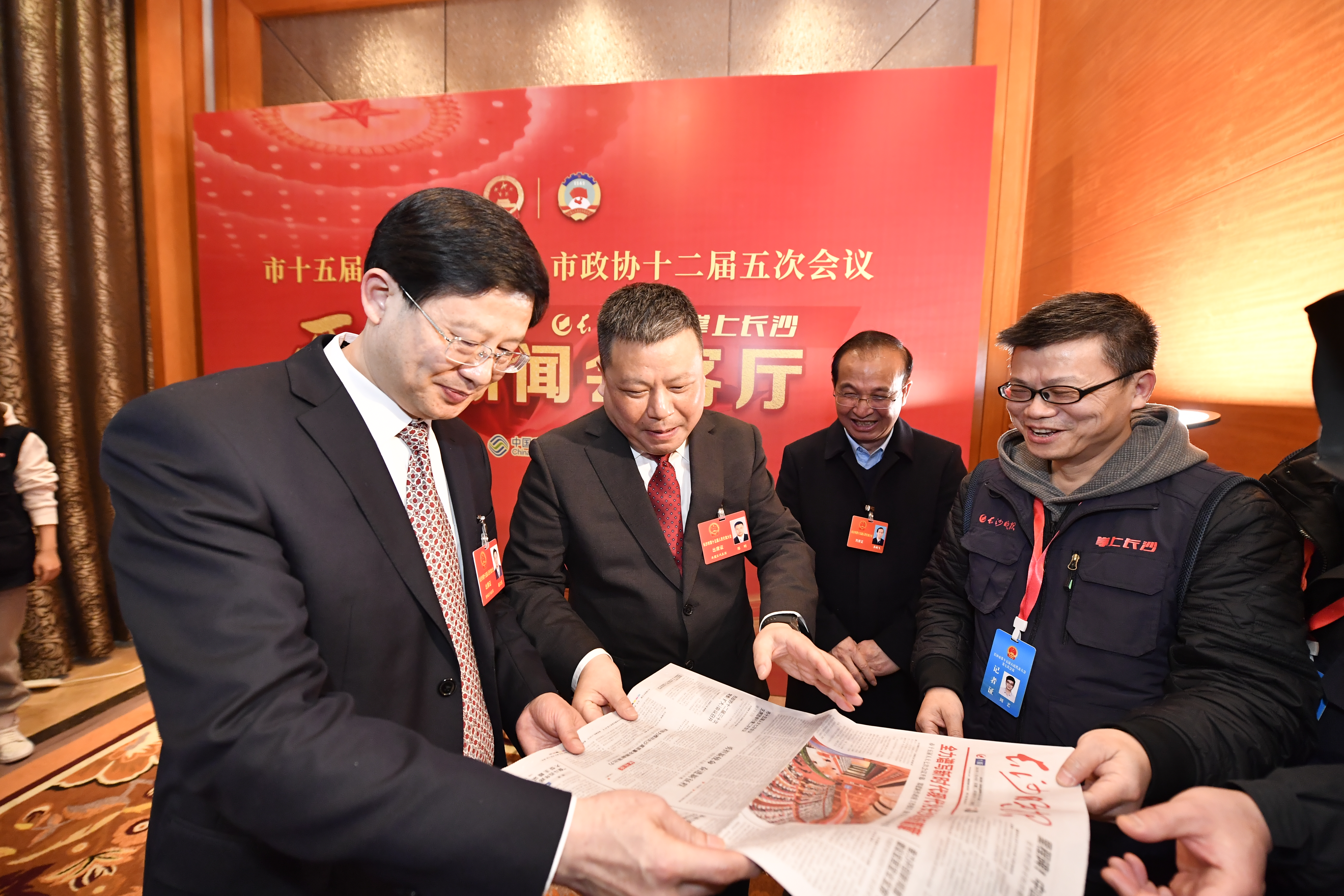 19日下午，市人大常委会党组书记、主任谢卫东，市委宣传部长陈刚来到长沙晚报掌上长沙两会新闻会客厅看望慰问媒体工作人员。长沙晚报全媒体记者 余劭劼 摄