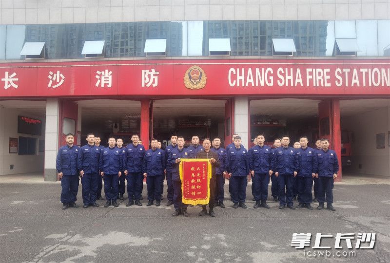 蔡先生向消防指战员送上锦旗。
