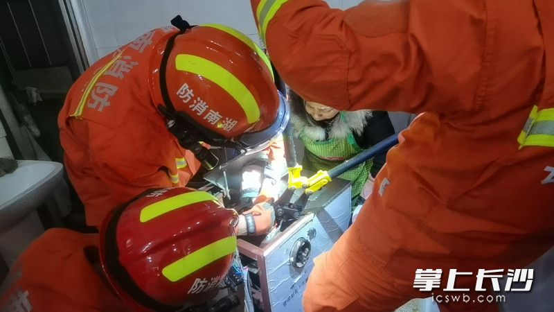 现场，女子右手食指陷入绞肉机中。均为长沙晚报通讯员 胡宇波 供图