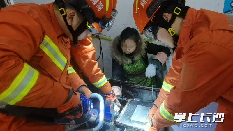 经过近20分钟的紧张救援，女子的手被成功取出。