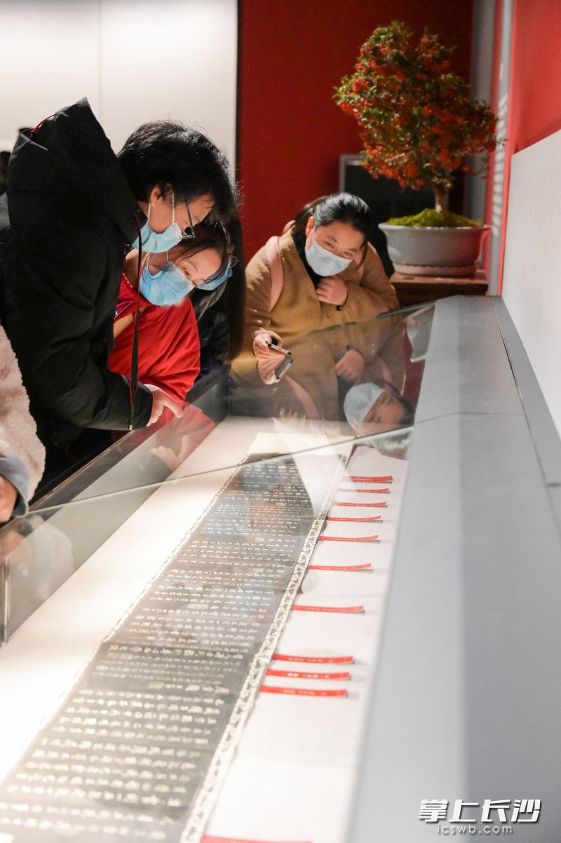 1月22日，湖南省博物馆三楼书画专题厅陈列上新，推出了《烟云尽态——湖南省博物馆藏〈三希堂石渠宝笈法帖〉展》，书法爱好者正在观展。长沙晚报全媒体记者 邹麟 摄