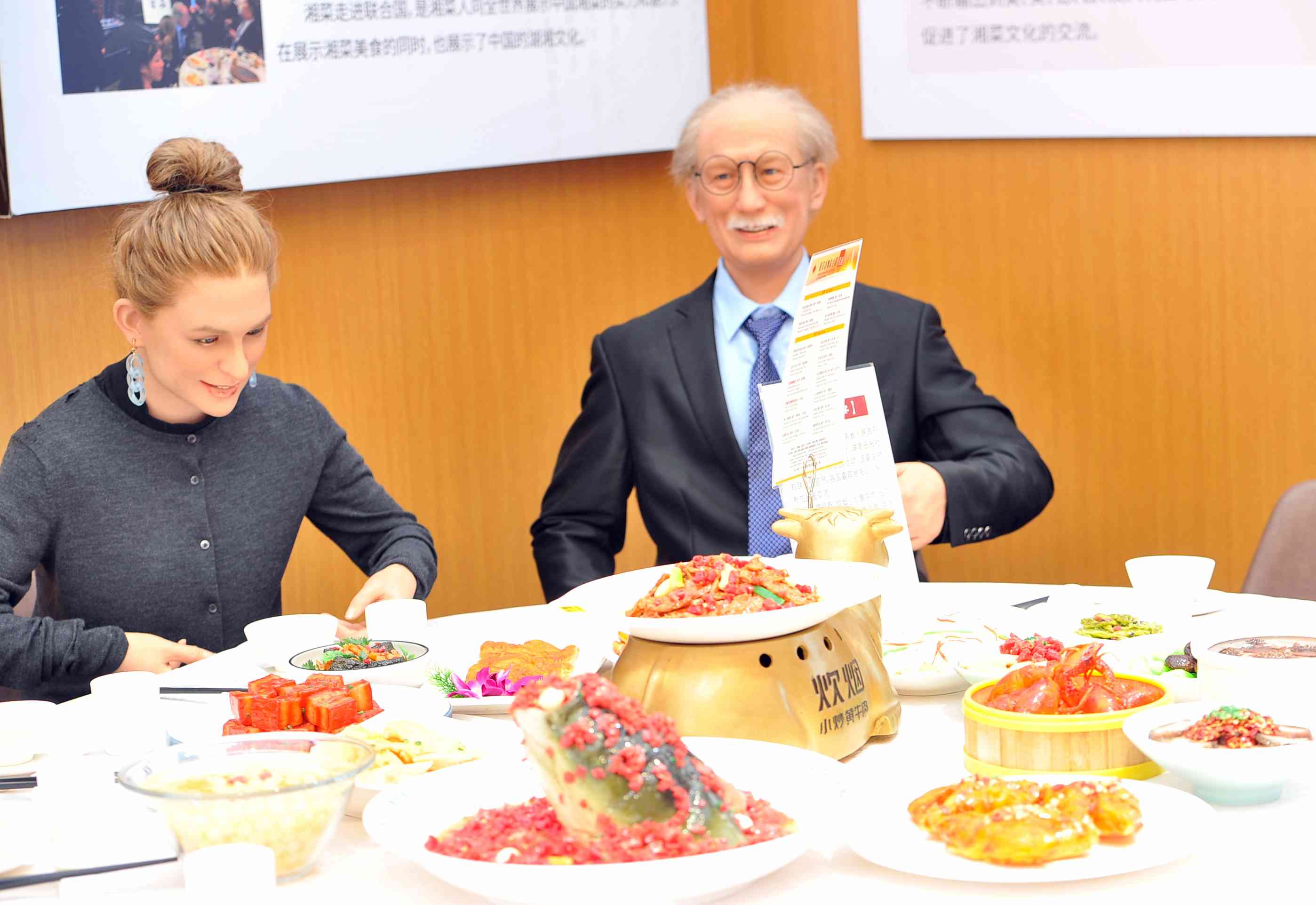 湘菜知名品牌之一炊烟用全息投影科技和蜡像呈现就餐模式，打造出沉浸式的光影体验。