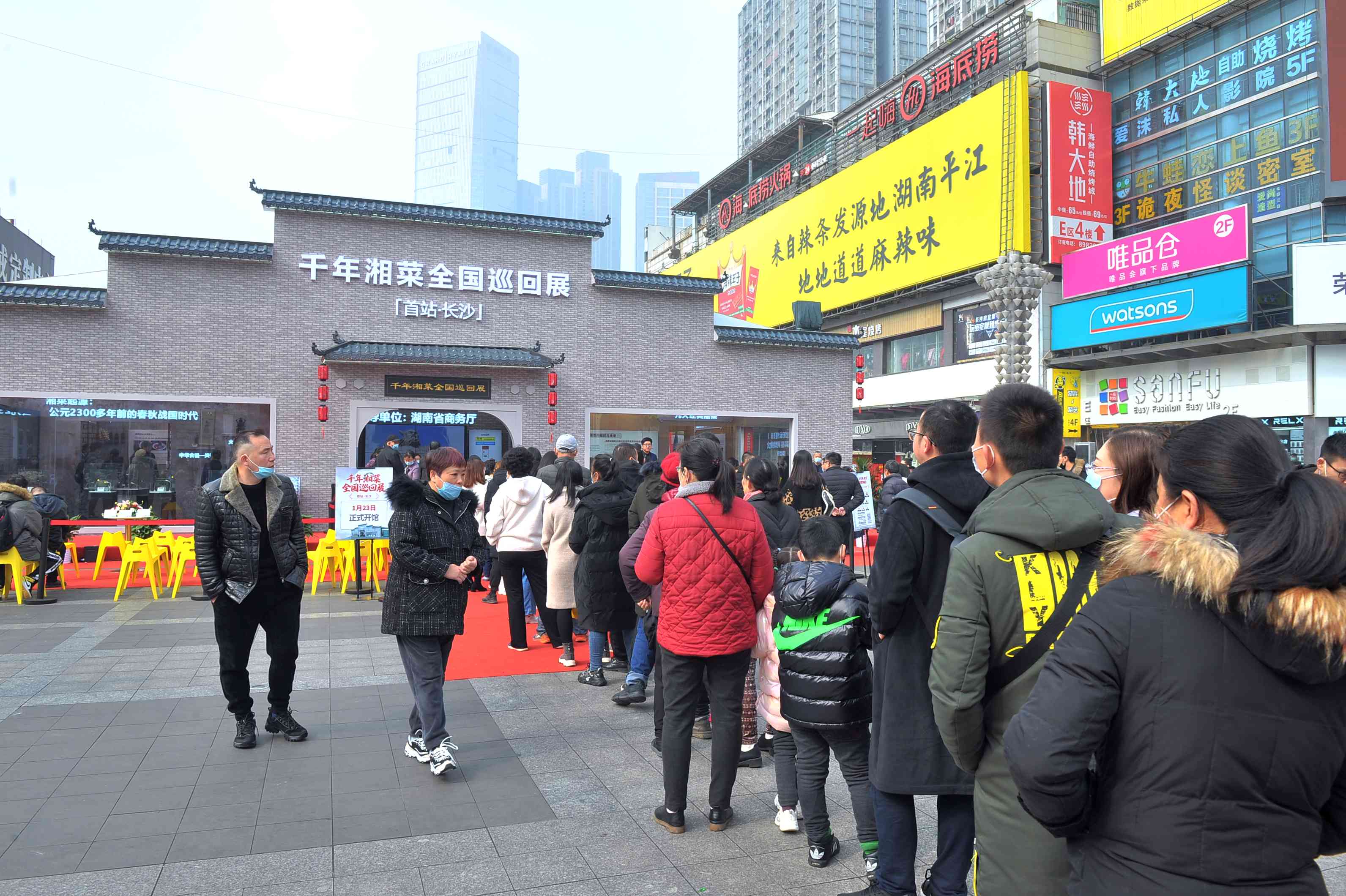市民排队进馆参观、体验千年湘菜的博大精深。