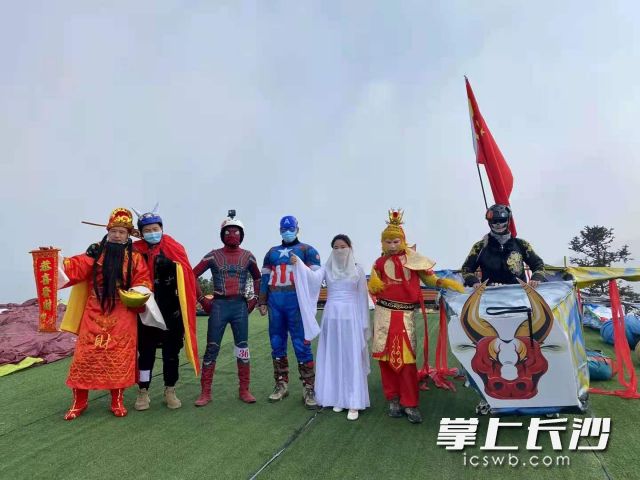一群卡通人物现身黑麋峰山顶。通讯员 黄世雄 摄