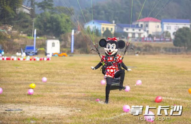 创意十足的滑翔伞表演赛。通讯员 葛青摄