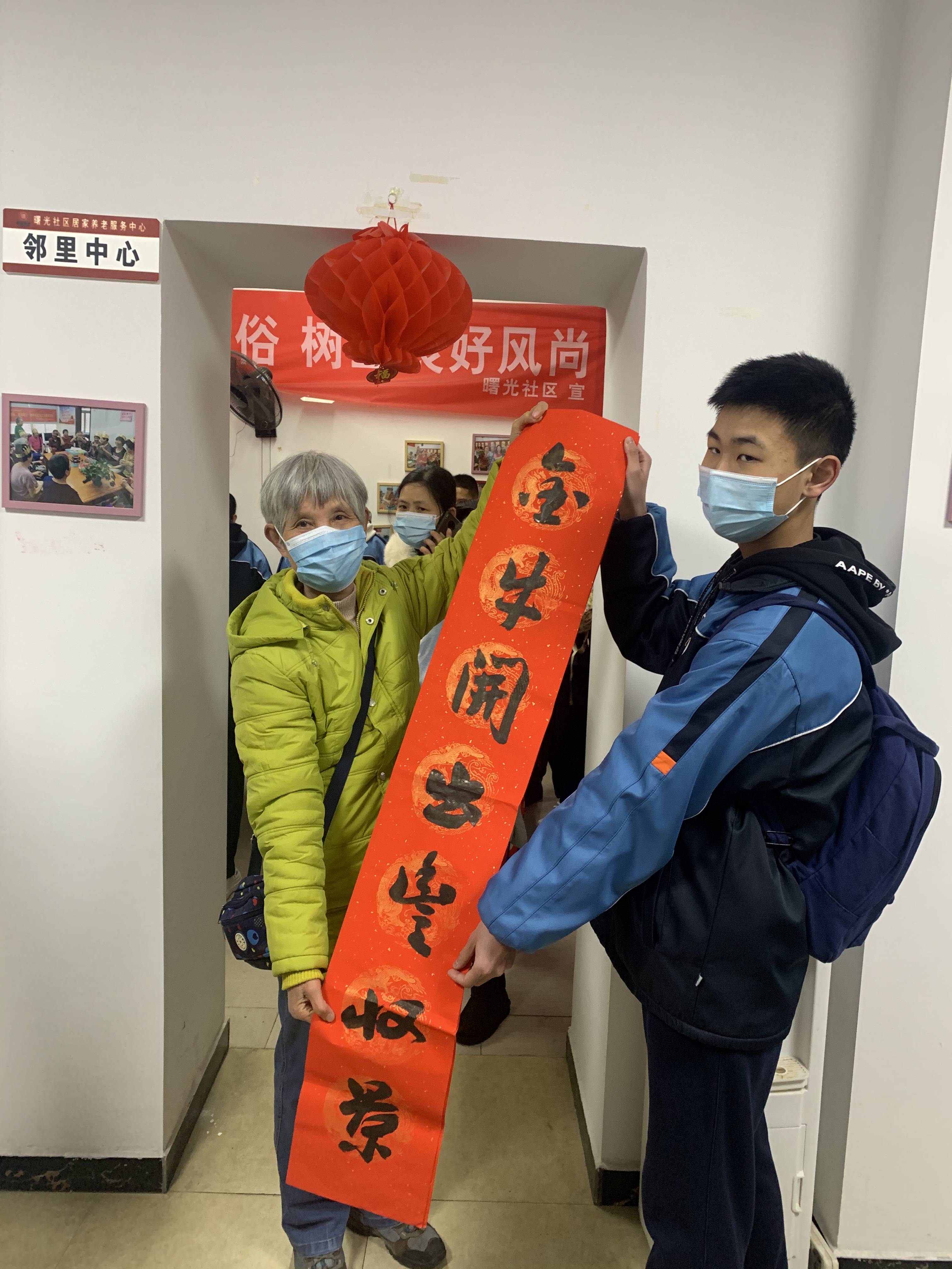 曙光社区的孝心节上，中学生们手写春联送老人。长沙晚报通讯员  文艳  摄