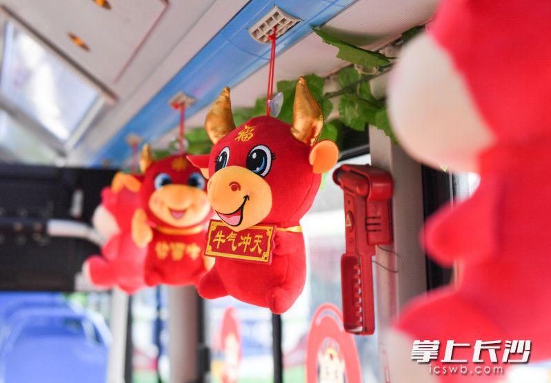 “牛气冲天”的娃娃挂满了车厢。 “牛气冲天”的娃娃挂满了车厢。