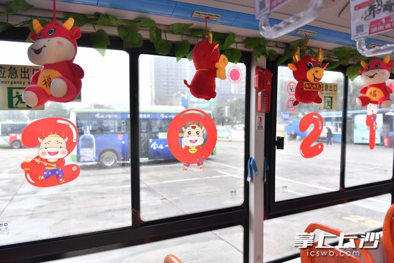 长沙市168路公交驾驶员刘德凡,自己花费500元将车内装扮一新,春节的喜庆气氛扑面而来,受到乘客们的青睐。 长沙市168路公交驾驶员刘德凡,自己花费500元将车内装扮一新,春节的喜庆气氛扑面而来,受到乘客们的青睐。