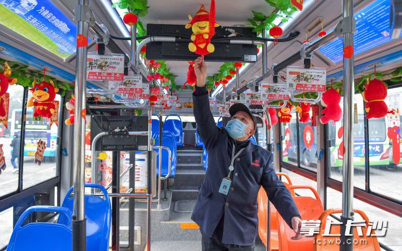 长沙市168路公交驾驶员刘德凡,自己花费500元将车内装扮一新,春节的节日氛围扑面而来,受到乘客们的青睐。图片均为长沙晚报全媒体记者 邹麟 摄 长沙市168路公交驾驶员刘德凡,自己花费500元将车内装扮一新,春节的节日氛围扑面而来,受到乘客们的青睐。图片均为长沙晚报全媒体记者 邹麟 摄