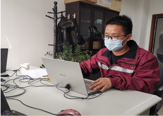杨栋在比对病例轨迹数据，追查病例感染来源。均为长沙晚报通讯员 李莎 供图