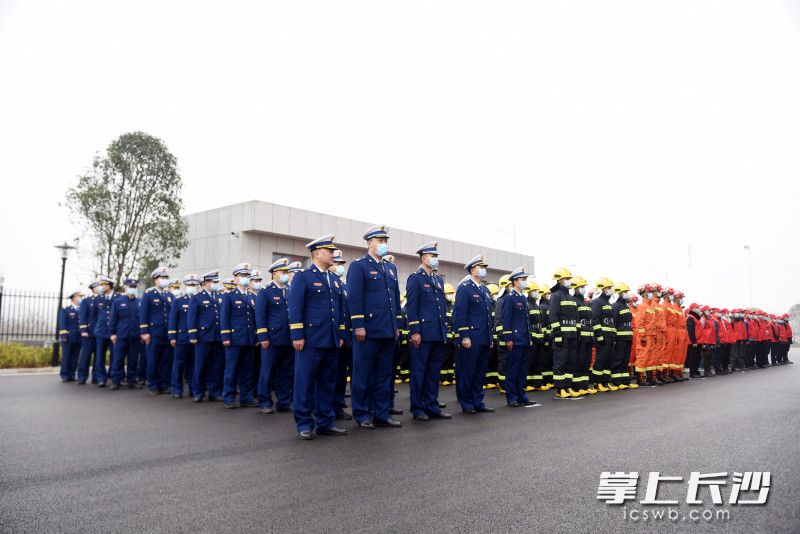消防指战员、消防志愿者、市民代表现场见证。