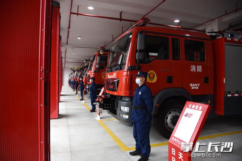 消防站内，消防员、消防车整齐列队。