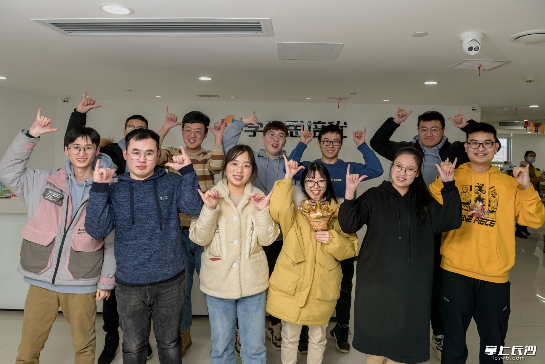 老师们一边喊“牛”一边打出手势，表达对家人亲友的爱。长沙晚报全媒体记者 陈飞 摄